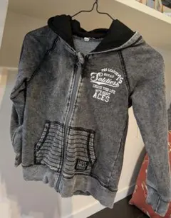 グレーのジップアップパーカー 130サイズ