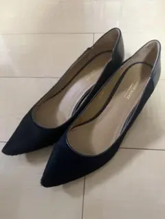黒いポインテッドトゥパンプス
