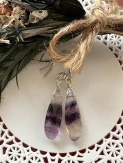 ハンドメイド84　フローライトパープルストライプ　ピアス　ドロップカット　天然石