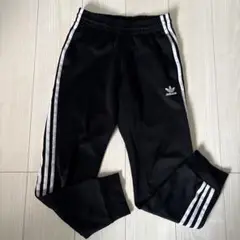 adidasオリジナルスブラック ジャージパンツ 3本ライン