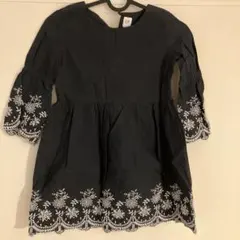 GAP KIDS 刺繍ワンピース ブラック XS (120cm)！