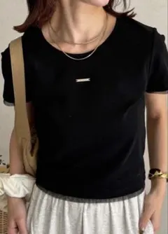 thevon チャーム付きコンパクトTシャツ ブラック