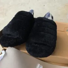 UGG ブラックファースライドサンダル