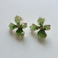 【新入荷】緑色宝石風ピアス　カジュアル　エレガント　ゴールドコーティング