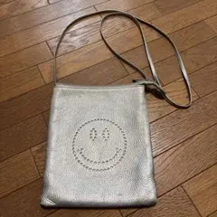サロンドアルファードスマイル パンチング レザー サコッシュ シルバーのサムネイル
