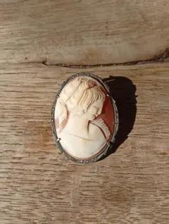 カメオ風女性像ブローチ