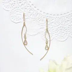 カーブメタルドロップピアス