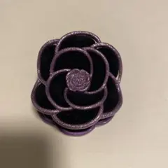 紫と黒の花形クリップ