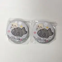ちいかわ　もぐもぐ本舗　川越　鯛だらけなマット缶バッジ　ラッコ2個