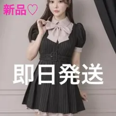 pium リボンタイ付きプリーツミニワンピース　ブラックストライプ pium リボンタイ付きプリーツミニワンピース ブラックストライプ