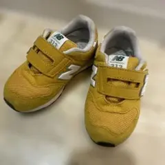 New Balance イエロー スニーカー