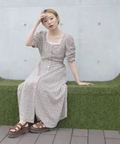 【ダブクロ新品】小花柄プリントパワーショルダー スクエアネックフレアワンピース