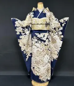 紺白染め分けの上品な牡丹柄の振袖フルセット - メルカリ