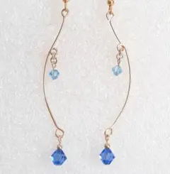 サファイアとアクアマリンのカットガラスのくるりんウェーブピアス