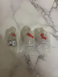 モンチッチ×ハローキティ　めじるしアクセサリー　　ケーキ　ハローキティ型のビン