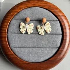 リボンモチーフ ピアス 18×18mm ドットデザイン パール付き かわいい