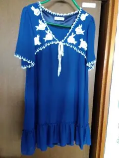 青いフリル付き刺繍半袖ワンピース M