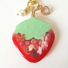 レジン 苺とうさぎのシェイカー シャカシャカ キーホルダー