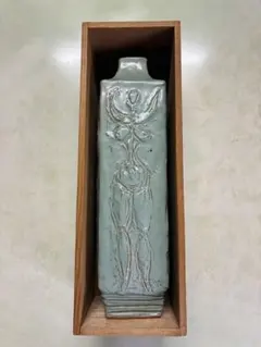 陶器製 レリーフ装飾 花瓶 縦長 一輪挿し オブジェ 和モダン - メルカリ