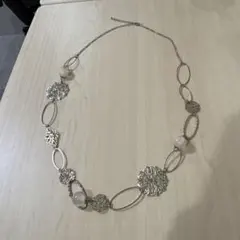 装飾的メタルリンクとビーズのネックレス