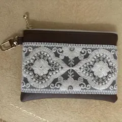 ハンドメイド　フェイクレザー　インド刺繍　ポーチ