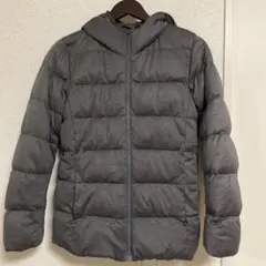 フード付きグレー ダウンジャケット