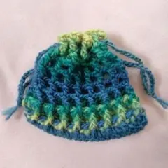 毛糸の編み物小物 巾着 青緑