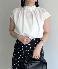 ✨新品タグ付き✨プロズヴェール●パール付きネックギャザーブラウス/白
