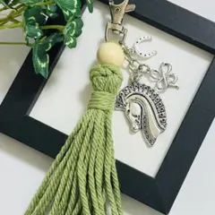 グリーンのマクラメタッセルキーホルダー ハンドメイドバッグチャーム 干支 馬