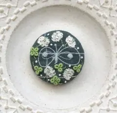 ミナペルホネン刺繍ブローチ　くるみボタン　ハンドメイド　シロツメクサとクローバー