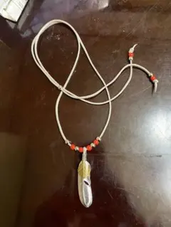 保護犬活動の為断捨離中フェザーネックレス シルバー レッドビーズキムタクみたいな