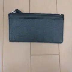黒のエンボス加工コインケース