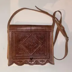 エンボス加工ブラウンレザーショルダーバッグ