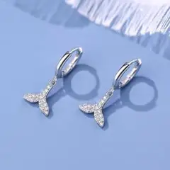 クジラの尾 シルバーピアス クリスタル装飾