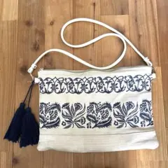 ボタニカル刺繍 ショルダーバッグ タッセル付き　サコッシュ