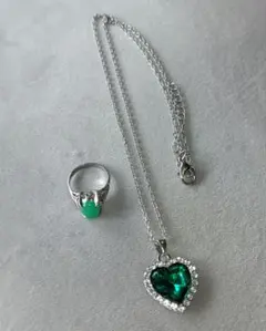 美品★エメラルドグリーンネックレスリングセット　シルバー　コスチュームジュエリー