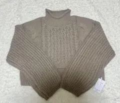 タグ付き ケーブル編みニット
