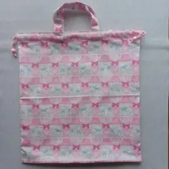 猫とカーテン柄　大きめお着替え袋　巾着袋　ピンク