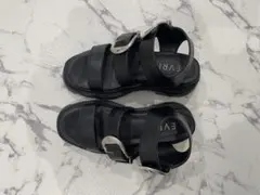 ブラック サンダル 厚底 フラット バックル付き シンプル
