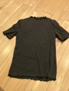 GU 黒 フリル付き半袖Tシャツ