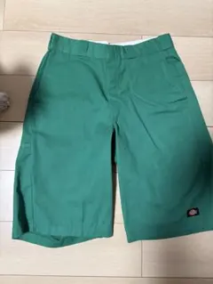 緑のショートパンツ ポケット付き