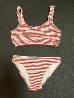 赤と白のストライプ セパレート水着　ラッシュガード付き
