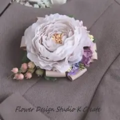 グレイッシュなラナンキュラスとブルーベリーのコサージュ　卒業式　入学式　卒園式