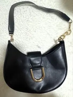 黒いハンドバッグ ゴールド金具付き