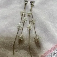 フラワーモチーフ ロングピアス ゴールドカラー