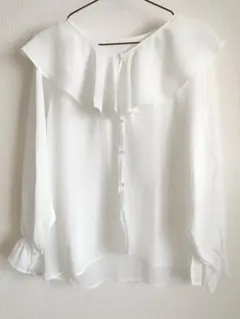 ✨新品未使用✨OHGA✨ラッフルショルダーブラウス✨ホワイト♡完売品♡翌日発送♡ ✨新品未使用✨OHGA✨ラッフルショルダーブラウス✨ホワイト♡完売品