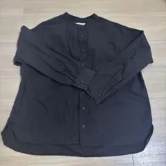 黒いコットン長袖ボタンアップシャツ
