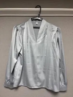 ブルーシルバー サテン Vネック 長袖ブラウス