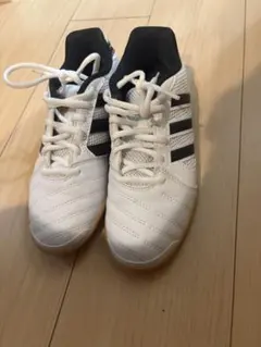 アディダス ジュニア 室内用サッカーシューズ（22.5cm）