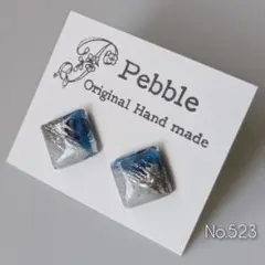 No.523 　レジンピアス　ハンドメイド【スクエア】ダークブルー　白　シルバー